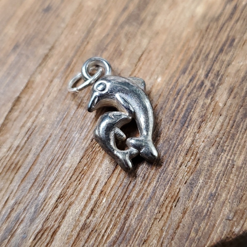 P131 sterling dolphin pendant‎